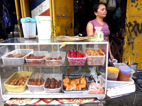 Un vendedor vende una variedad de barbacoas en palo — Foto de Stock