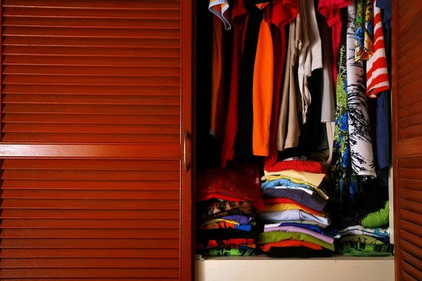 Armário de madeira da roupa com uma porta aberta — Fotografia de Stock