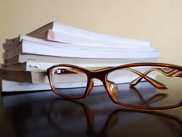 Pile de livres et une paire de lunettes — Photo