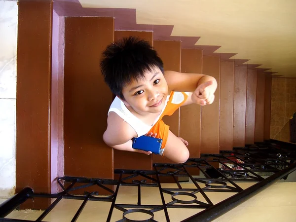 Kleiner Junge sitzt auf einer Treppe — Stockfoto