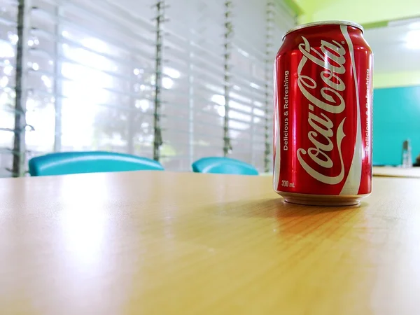 Une boîte de Coca Cola ouverte — Photo