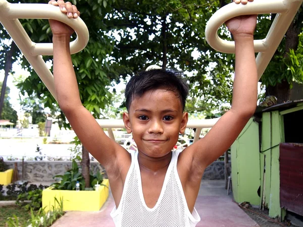 Young kids play at an outdoor park with gym equipments — Stock Photo, Image