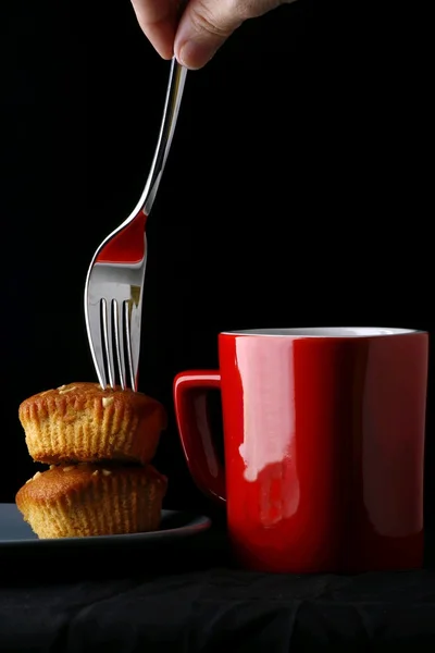 Toffi bary na talerz, kubek kawy i widelcem — Zdjęcie stockowe