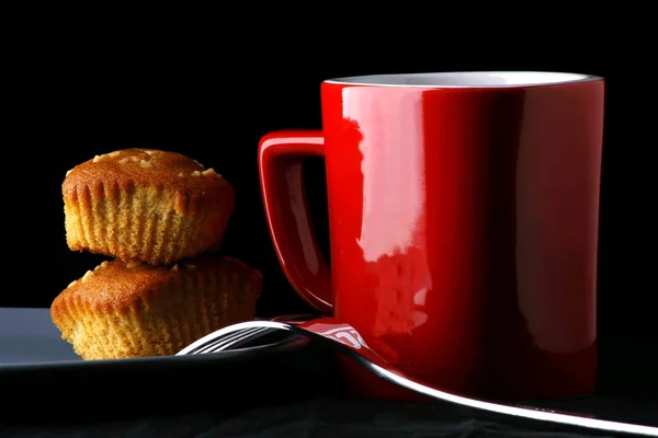 Barras de caramelo em uma chapa, caneca de café e um garfo — Fotografia de Stock