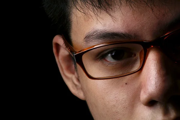 Närbild foto av ögon av en tonåring med glasögon — Stockfoto