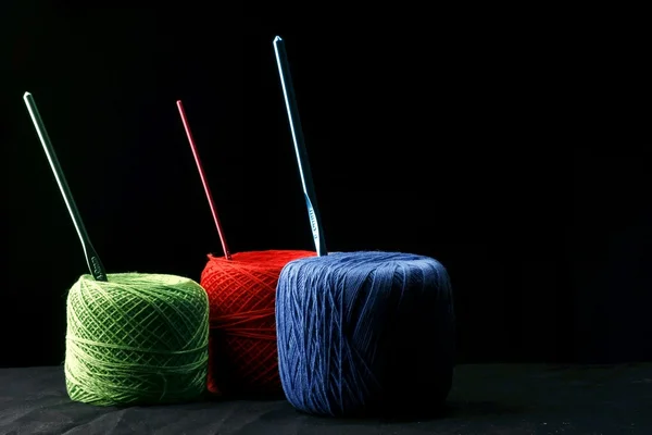 Colorful crochet hooks and thread — Stock Photo, Image