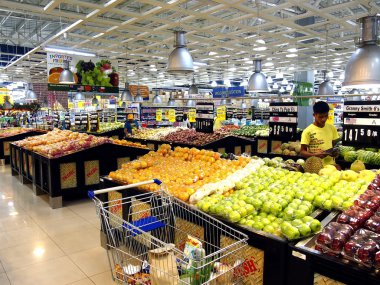 Çeşitli taze meyve ve sebze bir markette satılan