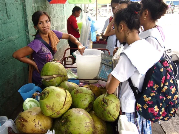 Dodavatelé potravin prodávají čerstvý "buko" (kokosový) džus na vozovém vozíku — Stock fotografie