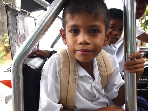 三輪車のタクシーの中の学生は、運転手が学校から家に連れて行くのを待ちます. — ストック写真