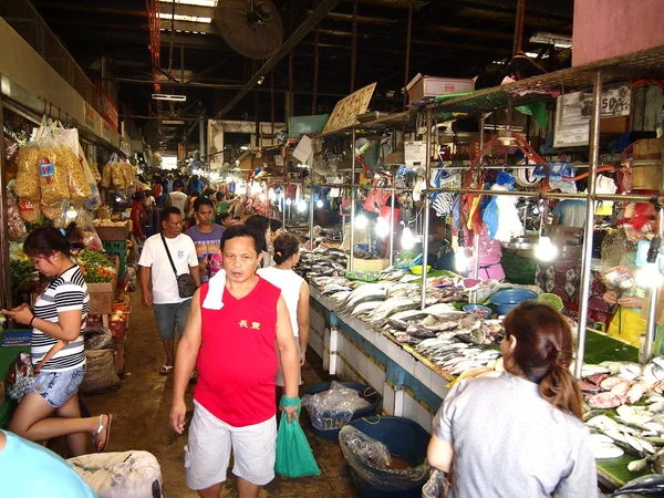 Los vendedores dentro de un mercado público venden una amplia variedad de pescado fresco y otros alimentos de mar  . —  Fotos de Stock