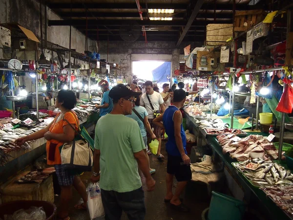 Los vendedores dentro de un mercado público venden una amplia variedad de pescado fresco y otros alimentos de mar  . —  Fotos de Stock