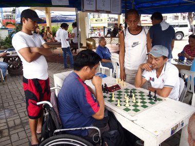 İki adam satranç dostça bir oyun