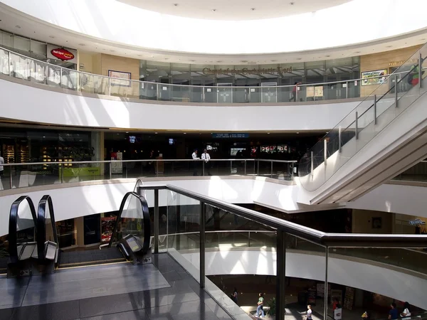 Intérieurs, couloirs et magasins à l'intérieur du SM Megamall . — Photo