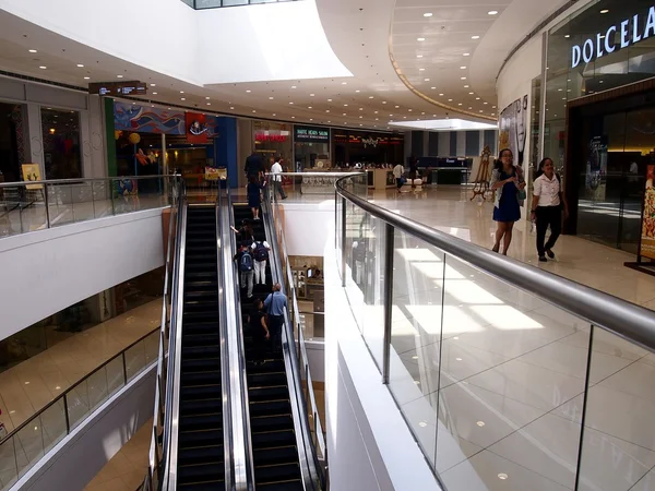 Belső terek, a folyosón és a boltokban belül a Sm Megamall. — Stock Fotó
