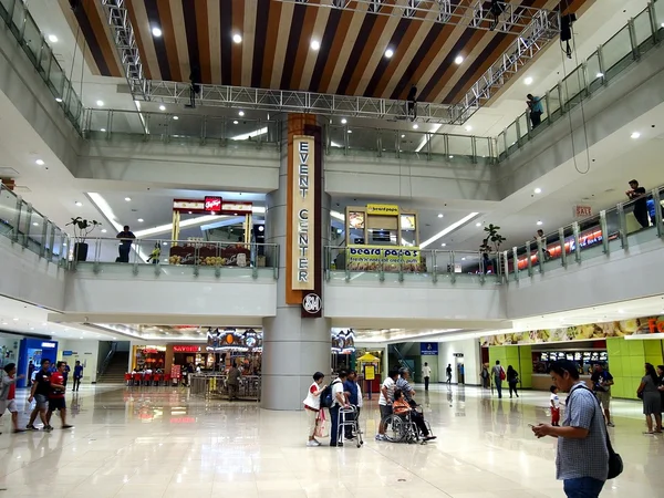 Interiores, pasillos y tiendas dentro del SM Megamall . — Foto de Stock