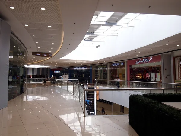 Interni, corridoi e negozi all'interno del Megamall SM . — Foto Stock