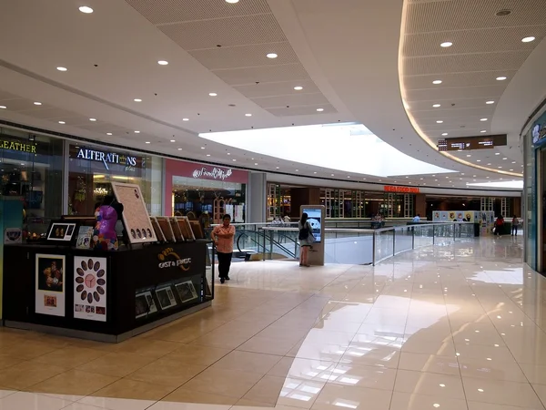 Interiores, pasillos y tiendas dentro del SM Megamall . — Foto de Stock