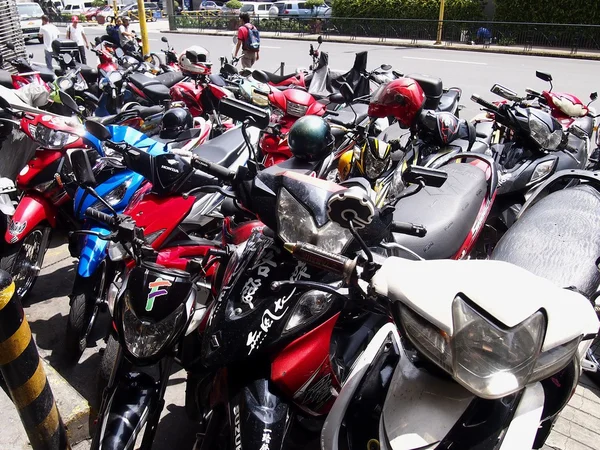 Motos em um estacionamento — Fotografia de Stock