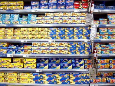 Çok çeşitli peynir bir bakkal ekranda.