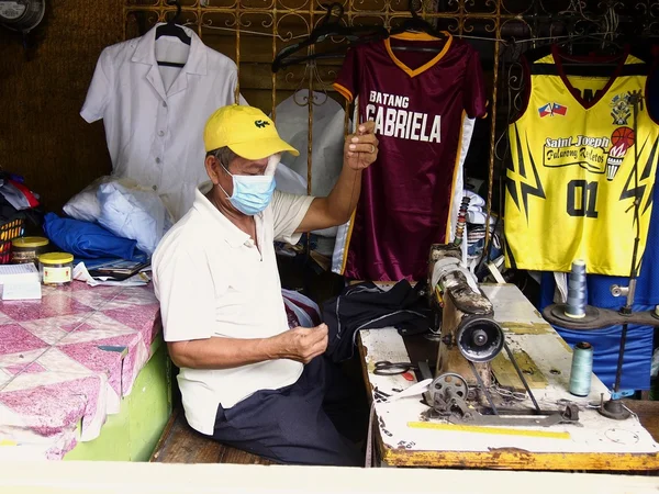 Bir terzi bir spor jersey onun dikiş makinesi ile çalışır — Stok fotoğraf