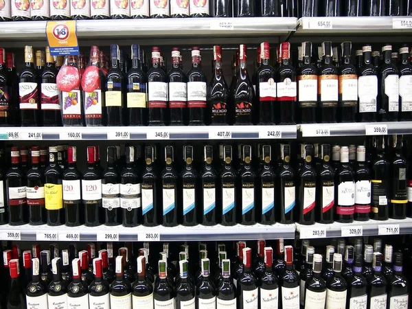 Uma grande variedade de vinhos e licores — Fotografia de Stock