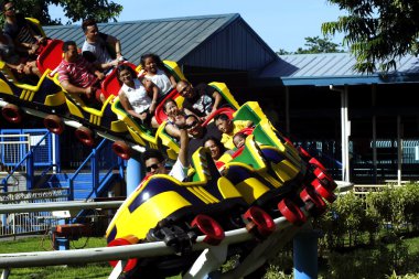 Rides, siteler ve Enchanted Krallık içinde konumlar.