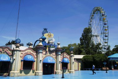 Rides, siteler ve Enchanted Krallık içinde konumlar.