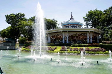 Rides, siteler ve Enchanted Krallık içinde konumlar.