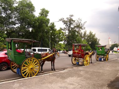 At arabaları Manila şehirde bir cadde boyunca 