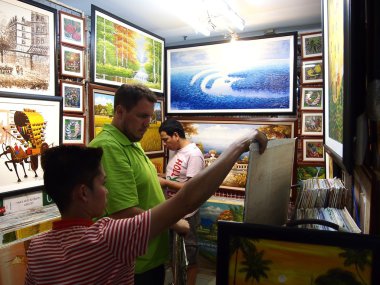 Resimleri Satılık çeşitli bir müşteri seçer