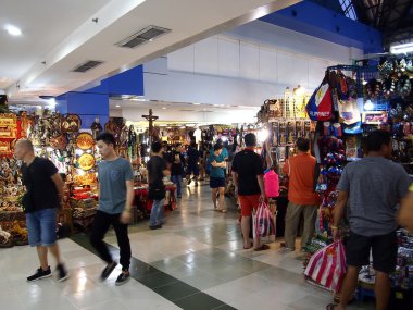 Dükkan ve tezgahları içinde Greenhills Alışveriş Merkezi'nde.