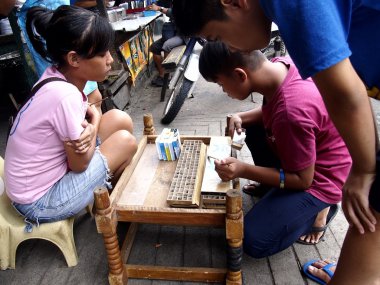 Örümcek kullanılır örümcekler satan bir satıcı önünde küçük çocuklar toplamak