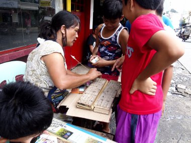 Örümcek kullanılır örümcekler satan bir satıcı önünde küçük çocuklar toplamak