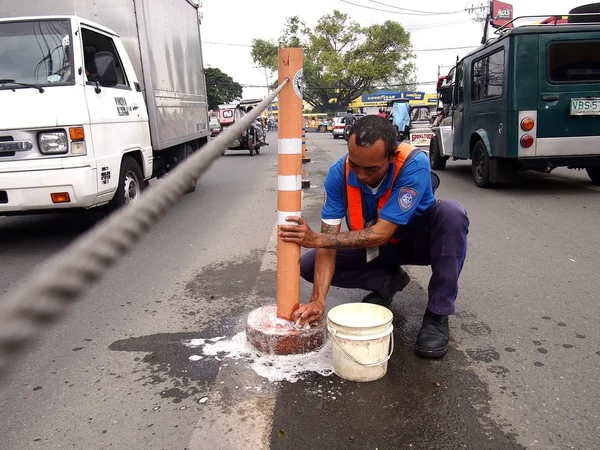Trabajadores del gobierno municipal limpian postes de seguridad vial —  Fotos de Stock