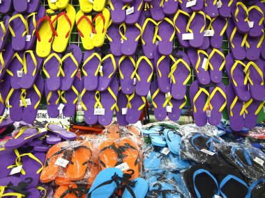 Renkli lastik terlikler veya beyaz ekranda bir süpermarket