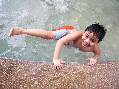 Bir havuzda genç çocuk