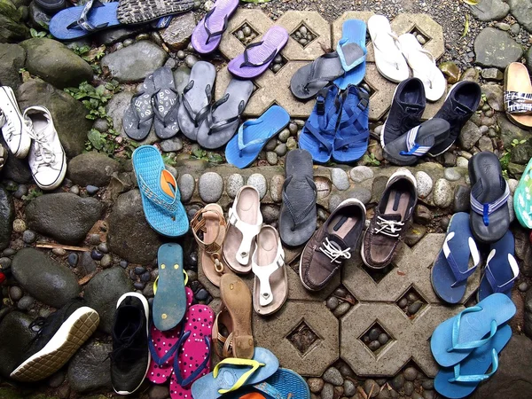 Zapatos y zapatillas junto a una puerta —  Fotos de Stock