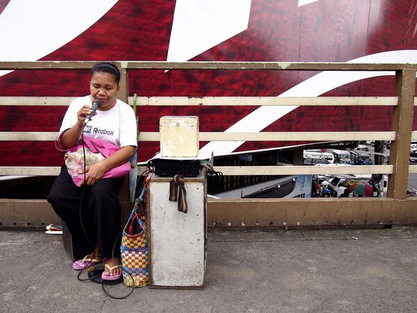 Слепой певец выступает на пешеходном мосту, чтобы заработать деньги
.