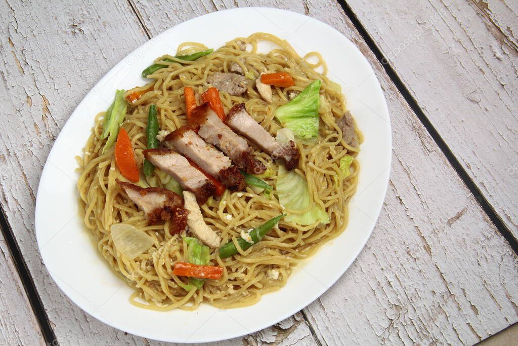 Photo of freshly cooked Filipino food called Pancit Canton.