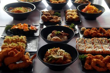 Masada yeni yapılmış Japon yemeğinin fotoğrafı..