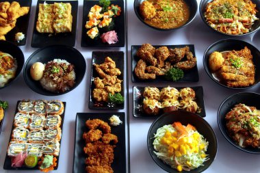 Masada yeni yapılmış Japon yemeğinin fotoğrafı..