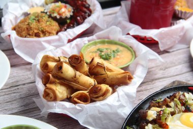Lumpiang Shanghai adlı taze pişmiş Filipinli yemeğin ya da bahar rulosunda kızarmış domuz etinin fotoğrafı..