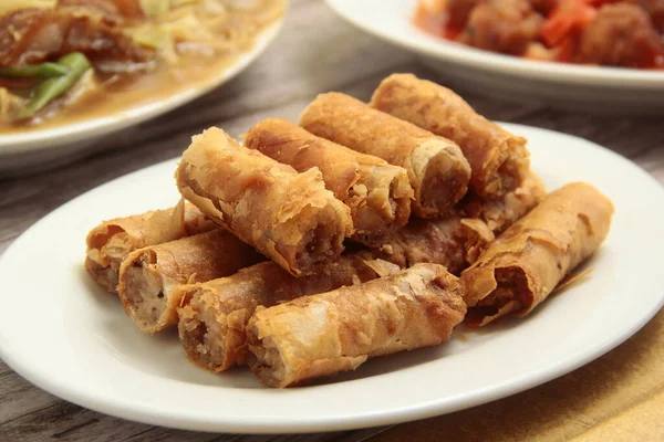 Lumpiang Shanghai adlı taze pişmiş Filipinli yemeğin ya da bahar rulosunda kızarmış domuz etinin fotoğrafı..