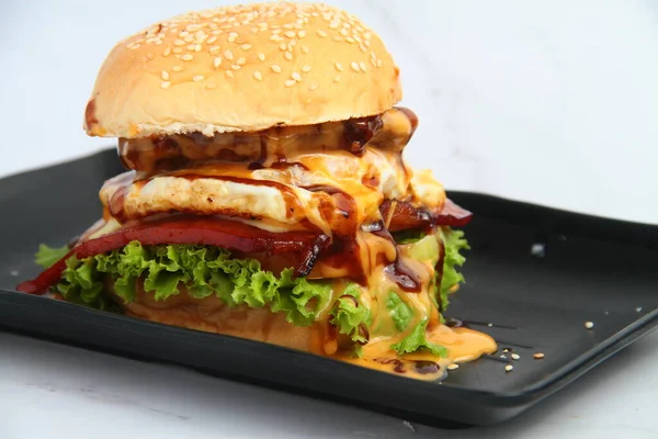 Photo Freshly Made Giant Hamburger Sandwich Cheese Vegetables — Stock Photo, Image