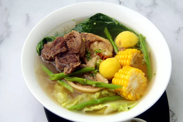 全新烹调的菲律宾人食物碗 称为牛扒或牛扒炖肉 — 图库照片