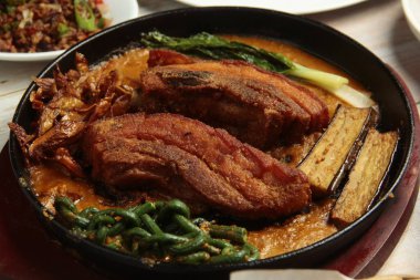 Kare Kare adında taze pişirilmiş Filipin yemekleri ya da lezzetli, kalın fıstık soslu et ve sebzeler..