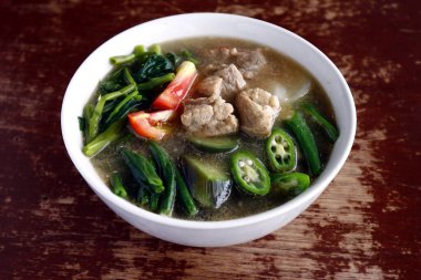 Taze yapılmış Filipin yemekleri, adı Pork Sinigang ya da demirhindi suyunda domuz ve sebze..