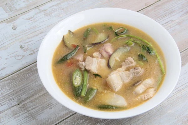 新鲜的菲律宾人食物叫猪肉西尼根或罗望子肉汤中的猪肉和蔬菜 — 图库照片