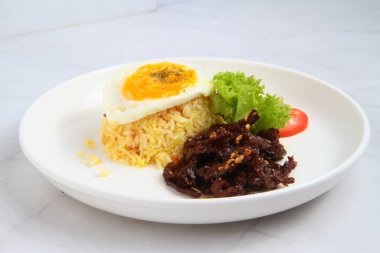 Tapsilog adı verilen tapa, sinangag ve itlog veya sığır eti, kızarmış pilav ve kızarmış yumurta anlamına gelen taze pişirilmiş Filipin yemeği fotoğrafı..