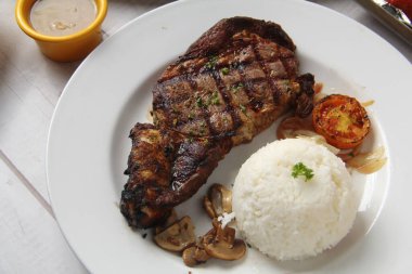 Pilavlı taze biftek fotoğrafı..